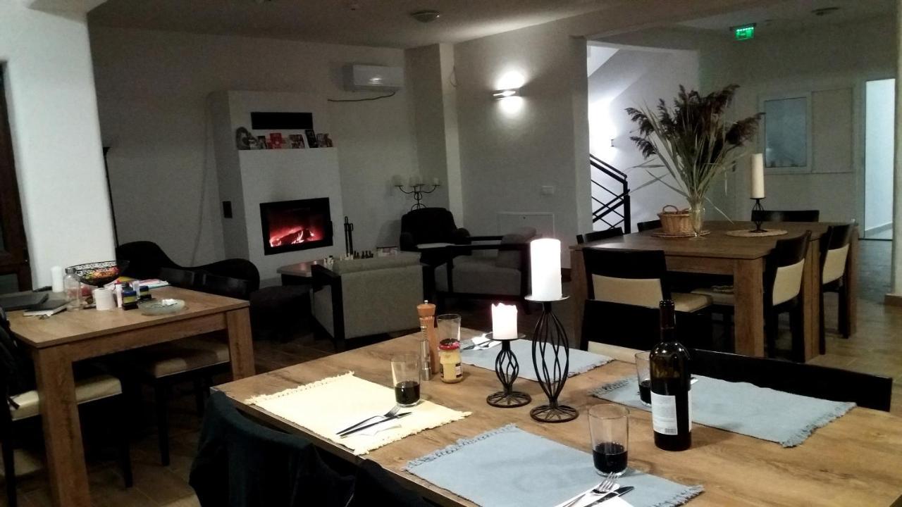 Surdesti Casa Comilor住宿加早餐旅馆 外观 照片